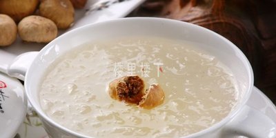 看上去点缀的有点勉强的无花果燕窝羹