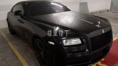 小官巨贪！马来西亚移民局官员帮人盖章赚钱买劳斯莱斯！