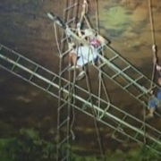 大概描述一下工人们摘取马来西亚洞燕窝的场景