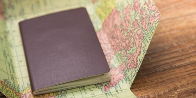 人在马来西亚的两本护照出入境操作要怎样？