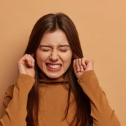 人在马来西亚身体不好楼上噪音太大怎么办?